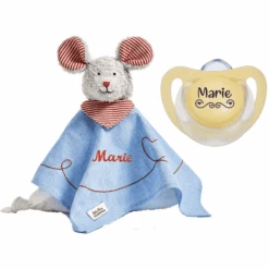 Schnullireich Geschenkset Käthe Kruse Schmusetuch Mit Namen Maus + NUK Namensschnuller (0-6 Mon) Blau 6 Schnullireich Geschenkset Käthe Kruse Schmusetuch Mit Namen Maus + NUK Namensschnuller (0-6 Mon) Blau -Toy Land Verkauf schnullireich geschenkset kaethe kruse schmusetuch mit namen maus nuk namensschnuller 0 6 mon blau a405722 1