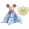 Schnullireich Geschenkset Käthe Kruse Schmusetuch Mit Namen Maus + NUK Namensschnuller (0-6 Mon) Blau 1 Schnullireich Geschenkset Käthe Kruse Schmusetuch Mit Namen Maus + NUK Namensschnuller (0-6 Mon) Blau -Toy Land Verkauf schnullireich geschenkset kaethe kruse schmusetuch mit namen maus nuk namensschnuller 0 6 mon blau a405722